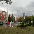 Ispred Hale Jezero u Kragujevcu uklonjene zastave grada i Radničkog, postavljene partijske (VIDEO)