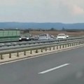 Uznemirujući snimak nesreće na auto-putu Miloš Veliki! "Fijat" u suprotnoj traci, udara u automobil, a onda buktinja