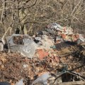 Dovoze uginule životinje: Na Ljubić brdu u Čačku niču divlje deponije, nesnosan smrad širi se naseljem (foto)