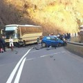 Povređena deca završila u bolnici u Kraljevu: Novi detalji strašnog sudara autobusa i auta kod Raške (Foto)