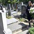 Glumica Nela Mihailović položila cveće i zapalila sveću na grobu Žanke Stokić: Odala joj počast dan pre uručenja…