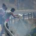 (VIDEO, FOTO) Požar u Dalmaciji: Ljudi vodom iz kofa polivaju vatru, štiteći svoje kuće
