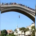 Mostarci pretukli neodgovornog turistu: Skočio s mosta u Neretvu