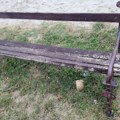 Dokle više? Vandali uništavaju javnu imovinu - klupe razbacane, stolovi završili u kanalu