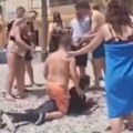Iskrcali se na plažu, krenula je potera Turisti u papučama jure i obaraju migrante (video)