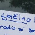 ''Seljačino, nije ti ovo...'' Skandal na parkingu u Srbiji, bahati vozač razbesneo stanare, poruka zapalila mreže! (foto)