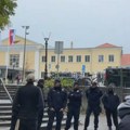 Policija sprečila manju grupu građana da priđe Železničkoj stanici tokom Vučićevog govora