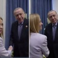 "Moram da te nateram da prestaneš da pušiš" Đorđa Meloni pocrvenela posle Erdoganovih reči (video)