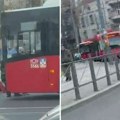 Sudar u kružnom toku na Slaviji: Odvaljen ceo prednji deo gradskog autobusa, stvorila se kolona