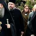 Patrijarh Porfirije stigao u Pećku patrijaršiju gde će služiti liturgiju za Vaskrs, dočekali ga sveštenici i vernici
