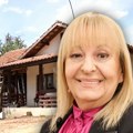 (Video) Pevačica sređuje kuću u rodnom selu: Na imanju smo zatekli njenog supruga: "Ovde je Živkica rođena, tu su nam i sinovi…