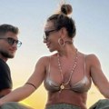 Bila je trudna dok je muž varao s najboljom drugaricom. Pevačica se udala bivšem u inat, a sad se oglasila van Srbije u miniću…