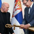 (Foto) Predsednik UFC na sastanku sa Vučićem uoči događaja u Areni, predsednik mu poklonio gusle