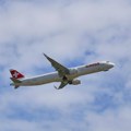 Zbog slušalica od 20 evra evakuisali 200 putnika! Čovek zaglavio kutijicu pod sedište, avion iz Ciriha morao hitno da se…