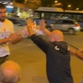 VIDEO: Incident kod Futoške pijace, kandidat SNS Vukašin Đoković pokušao da otme zastavu "Studenti pobeđuju"