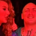 Viki i Desingerica raspametili sve! Ona u mrežastim čarapama, zagrlila kolegu: Hit snimak kruži mrežama