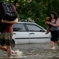 Oko 100 ljudi blokirano u poplavama u Novoj Kahovki, za 7 se traga nizvodno