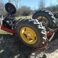 Nesreća kod Doboja: Vozač teško povređen prilikom prevrtanja traktora