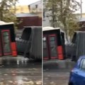 Prepolovio se gradski autobus kod "mašinca" u Beogradu! Stoji nasred ulice, a slika je zastrašujuća! (video)