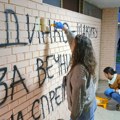 Prekrečen preteći grafit na ulazu zgrade gde živi Dinko Gruhonjić u Novom Sadu