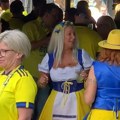 Navijačice Švedske se opustile uz alkohol pred meč sa Srbijom: Jedna se posebno istakla u narodnoj nošnji