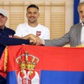 Zavijorila se srpska trobojka! Ministar Gajić predao Piksiju zastavu pred put na euro 2024