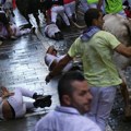 Bikovi jurili ljude po ulici: Šestoro osoba povređeno, jedna sa težim ranama! Užas na tradicionalnoj trci u Španiji!