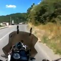 Da se zalediš: Stavio je kameru na motocikl i snimio jezivu situaciju: Ovako se gine na motoru! (video)