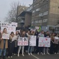 Maturanti Prve ekonomske škole u Beogradu obustavili nastavu u znak podrške studentima