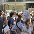Protest studenati Veterinarskog fakulteta ispred policijske stanice zbog privedenog kolege