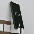 Nova vrsta "Hold and Charge” punjača rešava stari problem na putovanjima