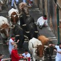 ( Foto) žene prkosno osvajaju ulicu hrabrosti: Sve više dama u opasnoj trci sa bikovima u Pamploni!
