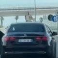 Filmska pljačka na autoputu Naoružani razbojnici primorali vozača da klekne i ukrali mu Mercedes, kamera zabeležila jeziv…