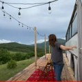 Kupili su legendarni FAP-ov autobus i adaptirali ga u savršeno mesto za beg: "Gosti stižu iz svih delova sveta"! Ovako izgleda…