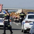 Kamion razlupan, vozilo putara potpuno smrskano! Prve slike jezive nesreće kod Šapca: Delovi rasuti po putu, sve vrvi od…