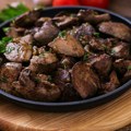 Pileća džigerica nikada nije bila ukusnija! Bakin recept za gulaš sa gustim saftom koji traži pirinač ili pire