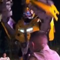 Ne đuskaju samo uz kolo: Pogledajte kako robot igra dok peva Baja Mali Knindža (video)