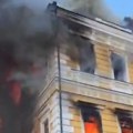 Stravičan prizor u centru Kijeva! Ljudi iskakali kroz prozore sa trećeg sprata dok je zgrada gorela nakon udara drona…