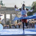 Kenijac ponovo ispred svih Eliud Kipčoge rekordni peti put pobedio na maratonskoj trci u Berlinu