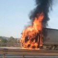 VIDEO: Kamion se zapalio na auto-putu kod Beograda, saobraćaj obustavljen u oba smera