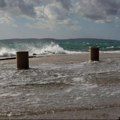 Izlilo se more u Splitu i Zadru, Hrvatske vode izdale upozorenje