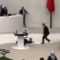 Turski poslanik prokleo Izrael pa doživeo infarkt Neviđena drama u parlamentu, pao nakon govora (video)