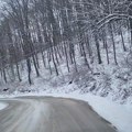 Na pojedinim deonicama puteva ima snega do 5 cm, potreban oprez u vožnji