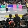 Panter će imati poseban motiv protiv Bajerna: Roditelji kapitena Partizana u Areni, stigli u posebnim majicama