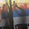 Skandal: Dinkovi jurišnici u pohodu na srpsku zastavu (video)