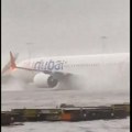 Sudnji dan u Dubaiju Avioni "plivaju" po pisti! Nezapamćeno olujno nevreme izazvalo pravu dramu (video)