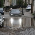 Najdramatičnije scene nevremena u Beogradu: Bujica nosi ljude i automobile, gejzir i "vodopad" paralisali ulice (foto,video)