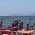 Nije se znalo ko koga maklja: Dve žene se potukle oko ležaljki u prvom redu na plaži poznatog letovališta: "Trajalo je pola…