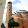 (Foto) i Beograd ima krivi toranj: Na obodu Vračara uzdiže se neobična građevina: Impresivna je i iznutra, a evo šta je to…