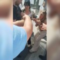 "Sečivom od 6 centimetra oštetila transparent": Privedena poslanica Mikija Aleksića nakon incidenta ispred Skupštine…